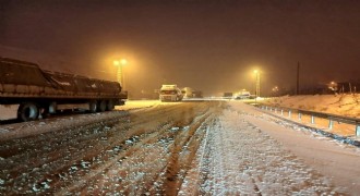  Kop Dağı Geçidi’nde buzlanma ulaşımı aksattı